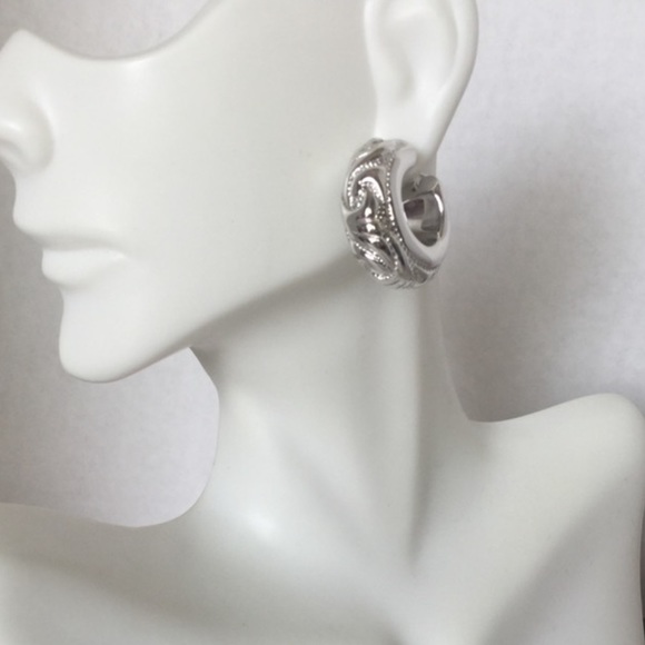 18k GOLD HOOP EARRINGS - Picture 6 of 8